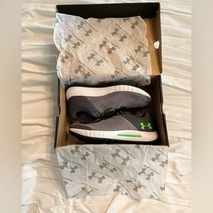 NWT Brand New Under Armour Big Boys Athletic Tennis Shoes / Sneakers in Size 6Y